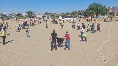 Plajdan 1 saate 200 torba çöp çıktı