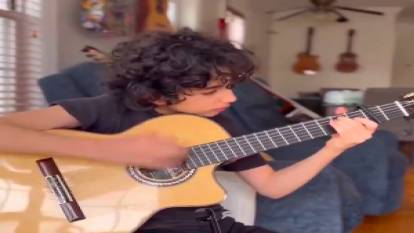 Gitar aşığı çocuğun 10 yıllık gelişimi sosyal medyada büyük ilgi gördü