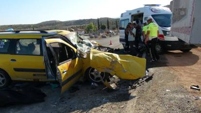 Hafriyat kamyonu ile taksi çarpıştı: 2 ölü 8 yaralı
