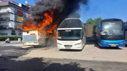 Park halindeki otobüs yandı, sıçrayan alevler 2 otobüsü daha yaktı