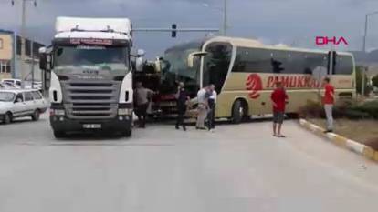 Afyonkarahisar’da TIR ile otobüs çarpıştı