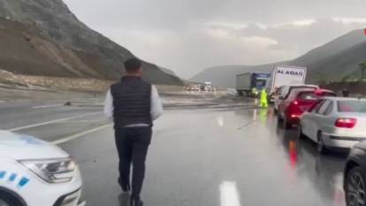 Erzincan Sivas kara yolu heyelan nedeniyle ulaşıma kapandı