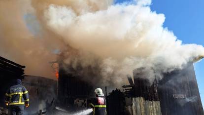 Bolu'da 2 katlı ev yanarak küle döndü
