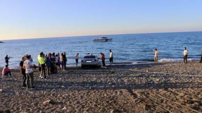 Otomobili denize düşen sürücü ölümden döndü