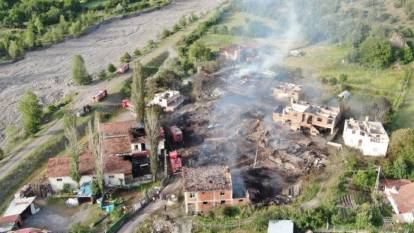 12 evin yandığı köy havadan görüntülendi