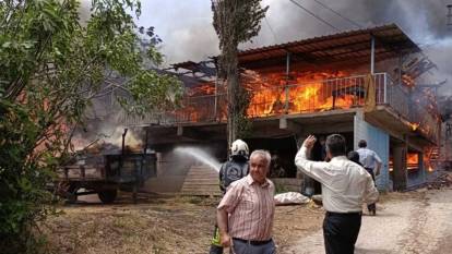 Denizli Acıpayam'da 2 katlı bina yangında kül oldu