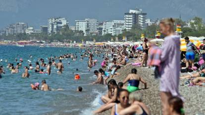 Antalya’da sahiller dolup taştı