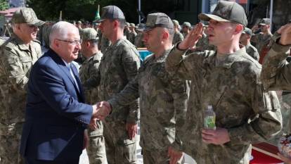 Milli Savunma Bakanı Hakkari'de Mehmetçik'le bayramlaştı
