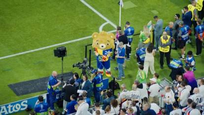 Avrupa Futbol Şampiyonası'nda büyük skandal. Oyuncak ayı kılığında stada girdi