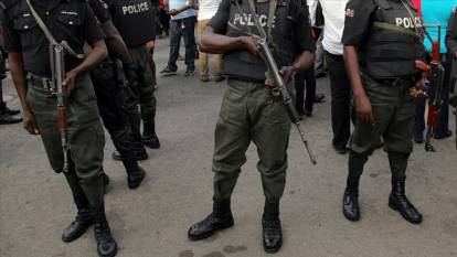 Nijerya'da halk sokaklara döküldü. Yasak ilan edildi