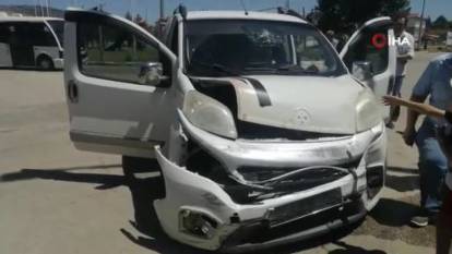 Isparta'da otomobil ve ticari araç çarpıştı: 3 yaralı