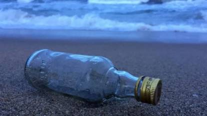 Denizde buldukları şişedeki sıvıyı içip öldüler