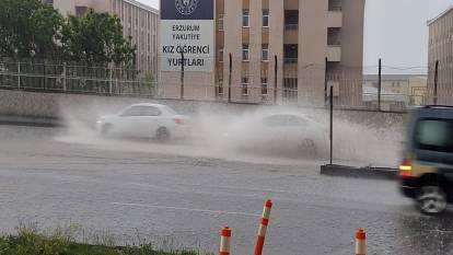 Erzurum'da şiddetli sağanak yağış trafiği felç etti
