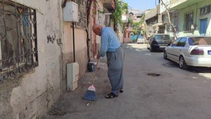 80 yaşında her gün sokağını kendi süpürüyor