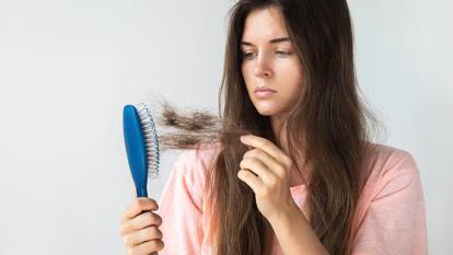 Saç dökülmesi nasıl durdurulur? Uzmanlar bakın ne diyorlar