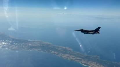 Türk savaş uçakları Kıbrıs Adası'nın güneyinde uçtu