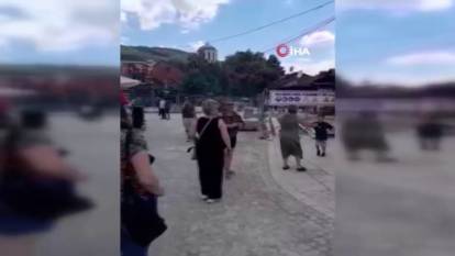 Kosova’da Türk turistlerden “Erik Dalı” performansı