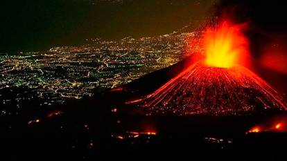 Etna Yanardağı kül ve lav yağdırmaya başladı. Kırmızı kodlu uyarı yapıldı