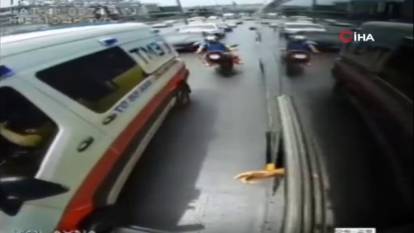 Ambulans ve halk otobüsü şoförü arasındaki tartışma kazayla bitti: O anlar kamerada