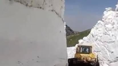 8 metreyi bulan karla kaplı yollar Temmuz ayında temizleniyor