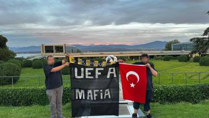 UEFA'nın kapısına dayanıp mafya pankartı açtılar