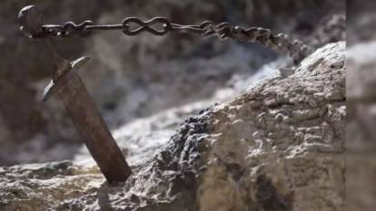 Kayaya saplı bin 300 yıllık ‘efsanevi kılıç’ çalındı. Ülke ayaklandı