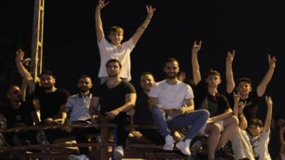 Adana'da milli maç heyecanı. Bozkurt işareti yaparak izlediler