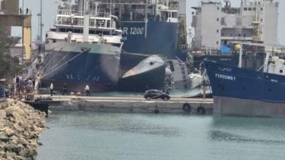 İran savaş gemisi onarım sırasında su alarak yan yattı. Yaralılar var