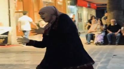 Denizli'de sokak müzisyenleriyle dans eden kadın viral oldu