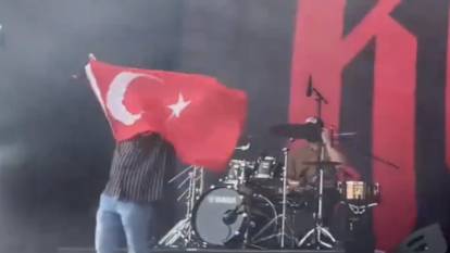 Avrupa'daki konsere Türk bayrağı ile çıkan Ezhel gündem oldu