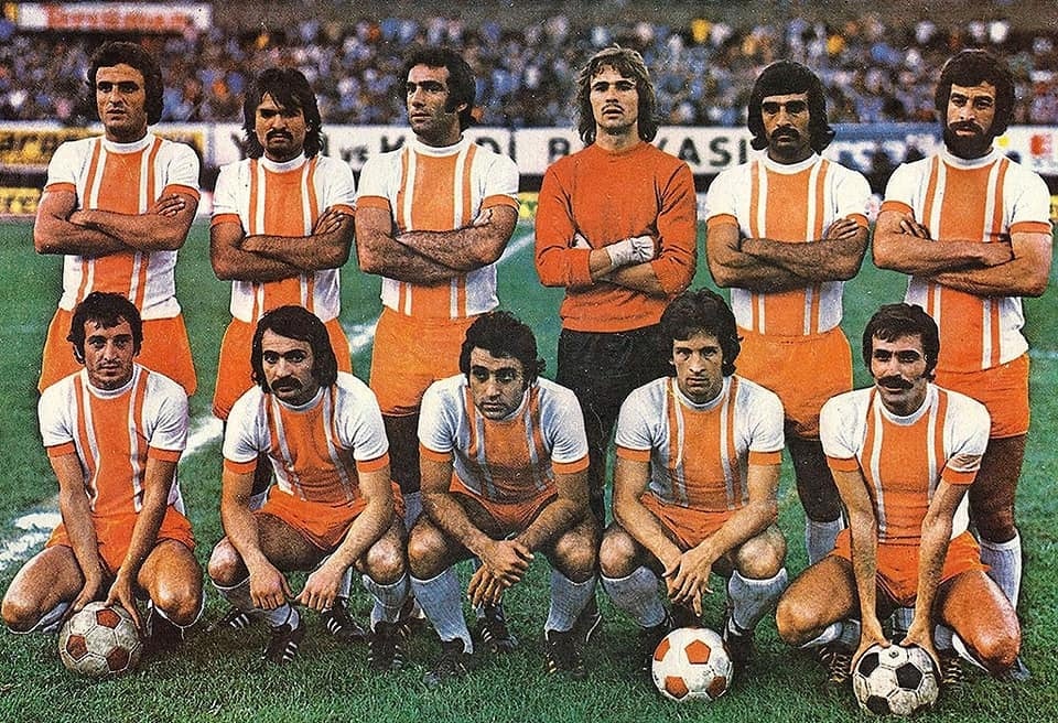 adanaspor-1976-77-ayaktakilersoldan-saga-necip-erdogan-isa-erturk-sener-cinar-erhan-arslan-halis-recber-ertugrul-atilla-oturanlar-sinan-alayoglu-ihsan-sakaloglu-harun-kaya-nurettin-gunes-koksal-mesci.jpeg