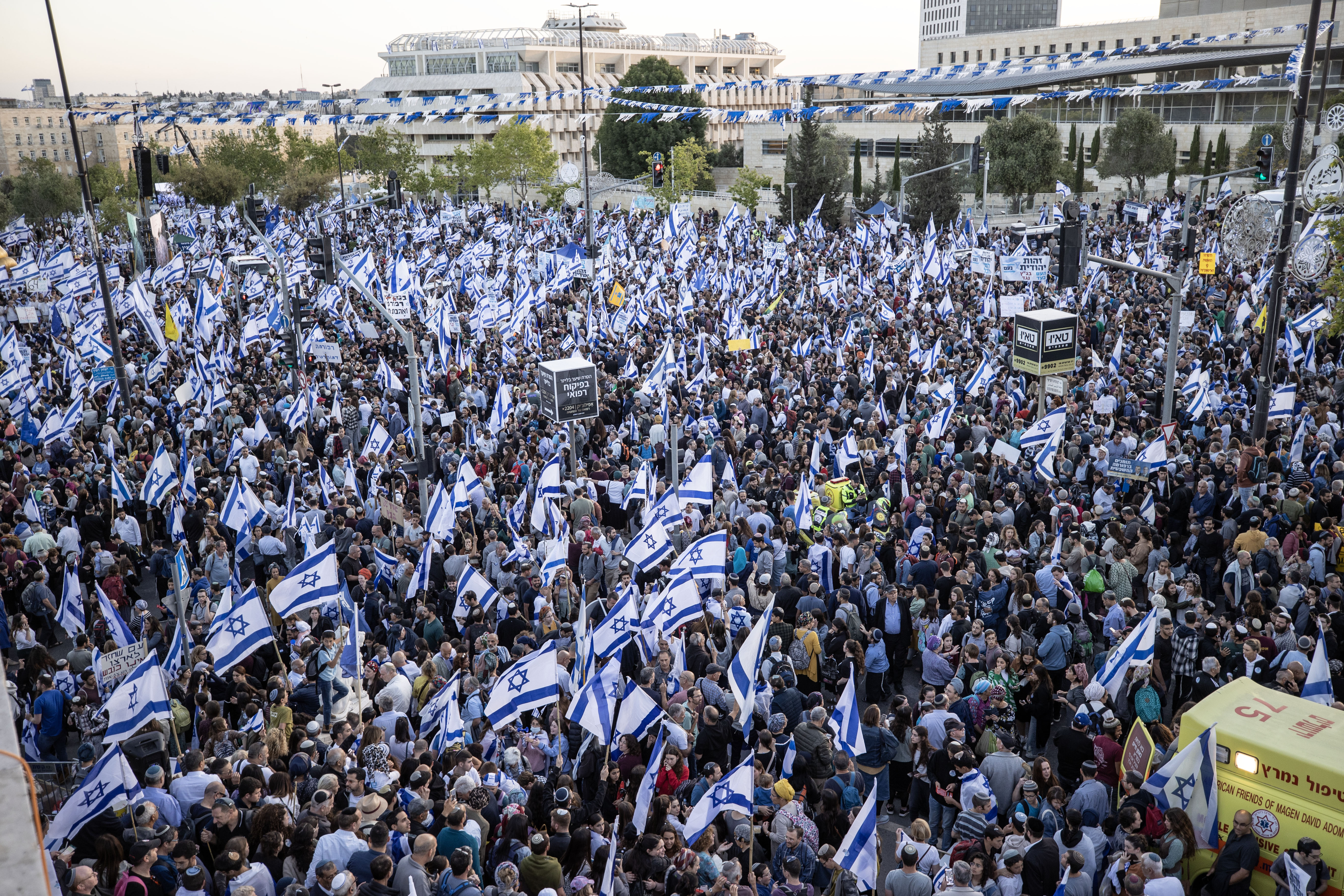 aa-20230427-30979543-30979527-netanyahu-supporters-demonstration-in-west-jerusalem.jpg