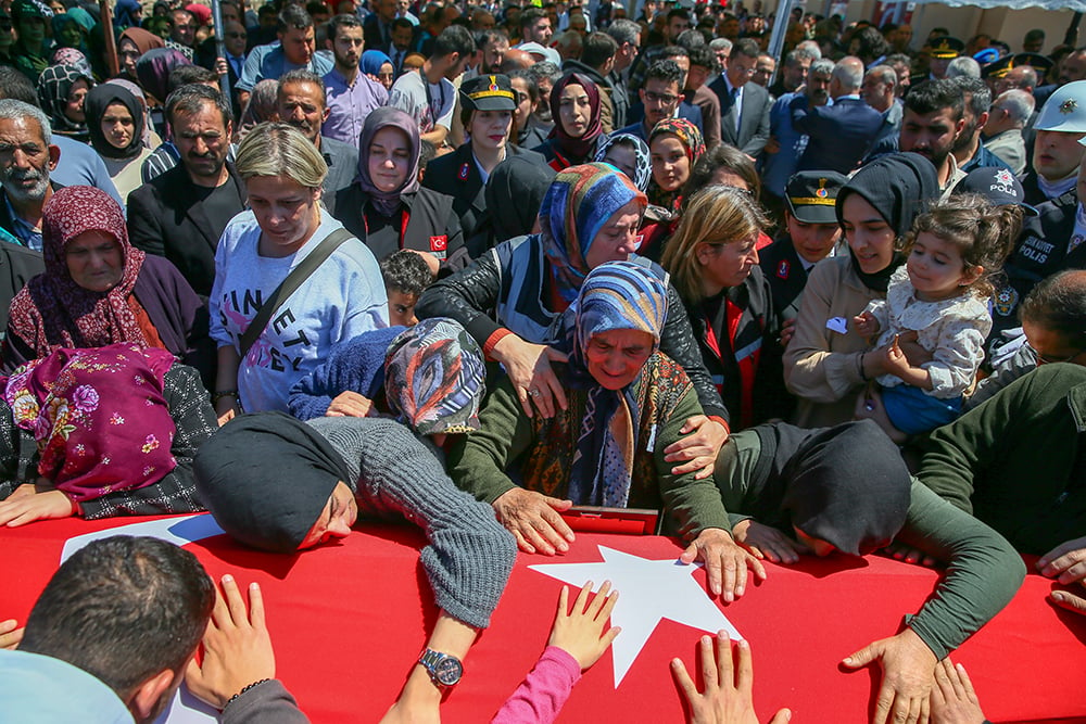 suriyede-sehit-olan-polis-memurlari-barcin-ve-barutcu-son-yolculuguna-ugurlandi-yenicag-11.jpg