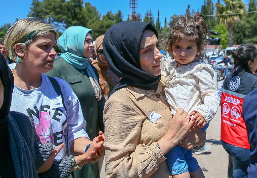 suriyede-sehit-olan-polis-memurlari-barcin-ve-barutcu-son-yolculuguna-ugurlandi-yenicag-14.jpg