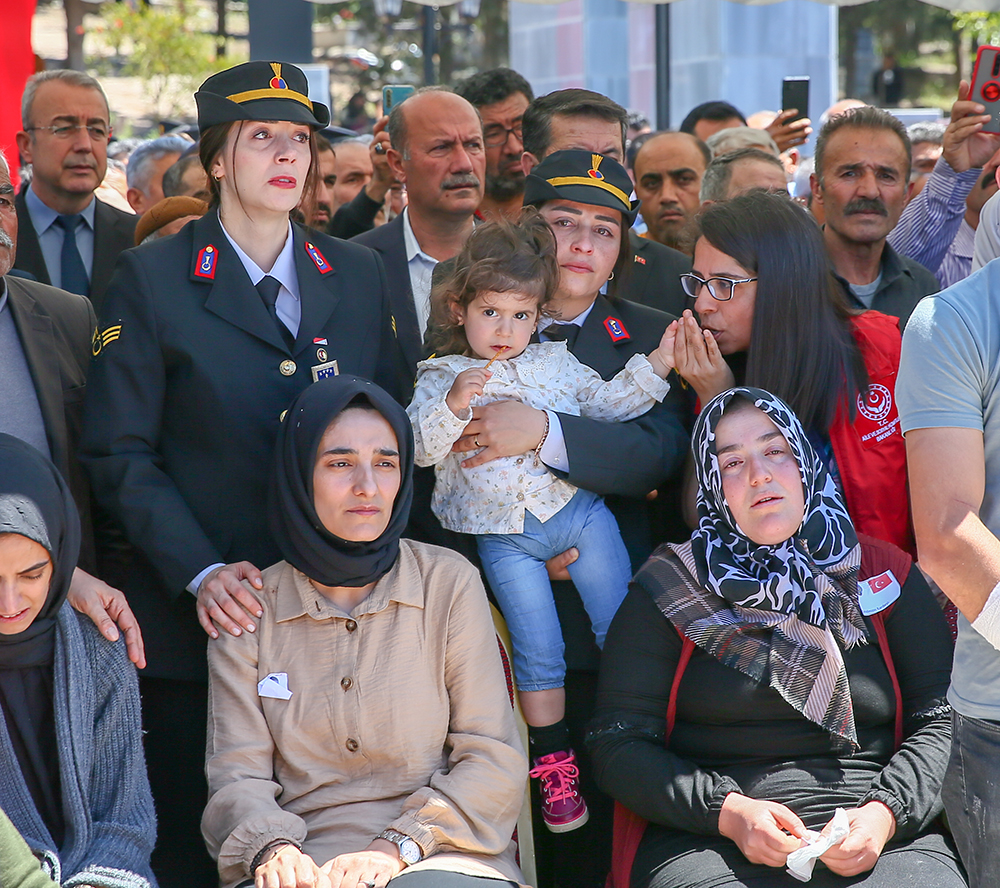 suriyede-sehit-olan-polis-memurlari-barcin-ve-barutcu-son-yolculuguna-ugurlandi-yenicag-5.jpg