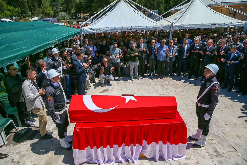 suriyede-sehit-olan-polis-memurlari-barcin-ve-barutcu-son-yolculuguna-ugurlandi-yenicag-6.jpg