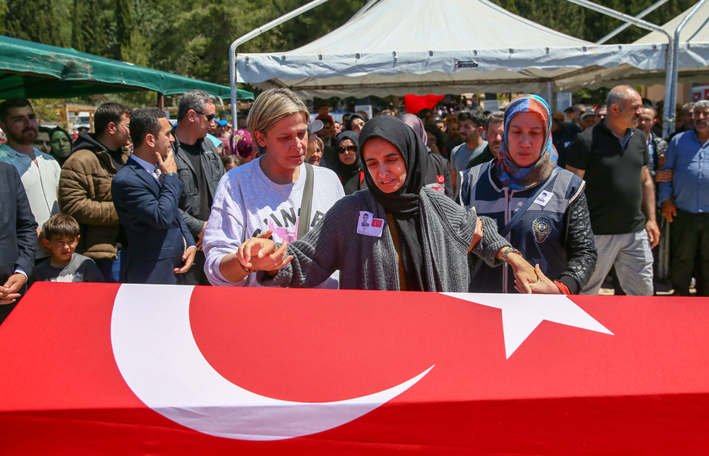 suriyede-sehit-olan-polis-memurlari-barcin-ve-barutcu-son-yolculuguna-ugurlandi-yenicag-7.jpg