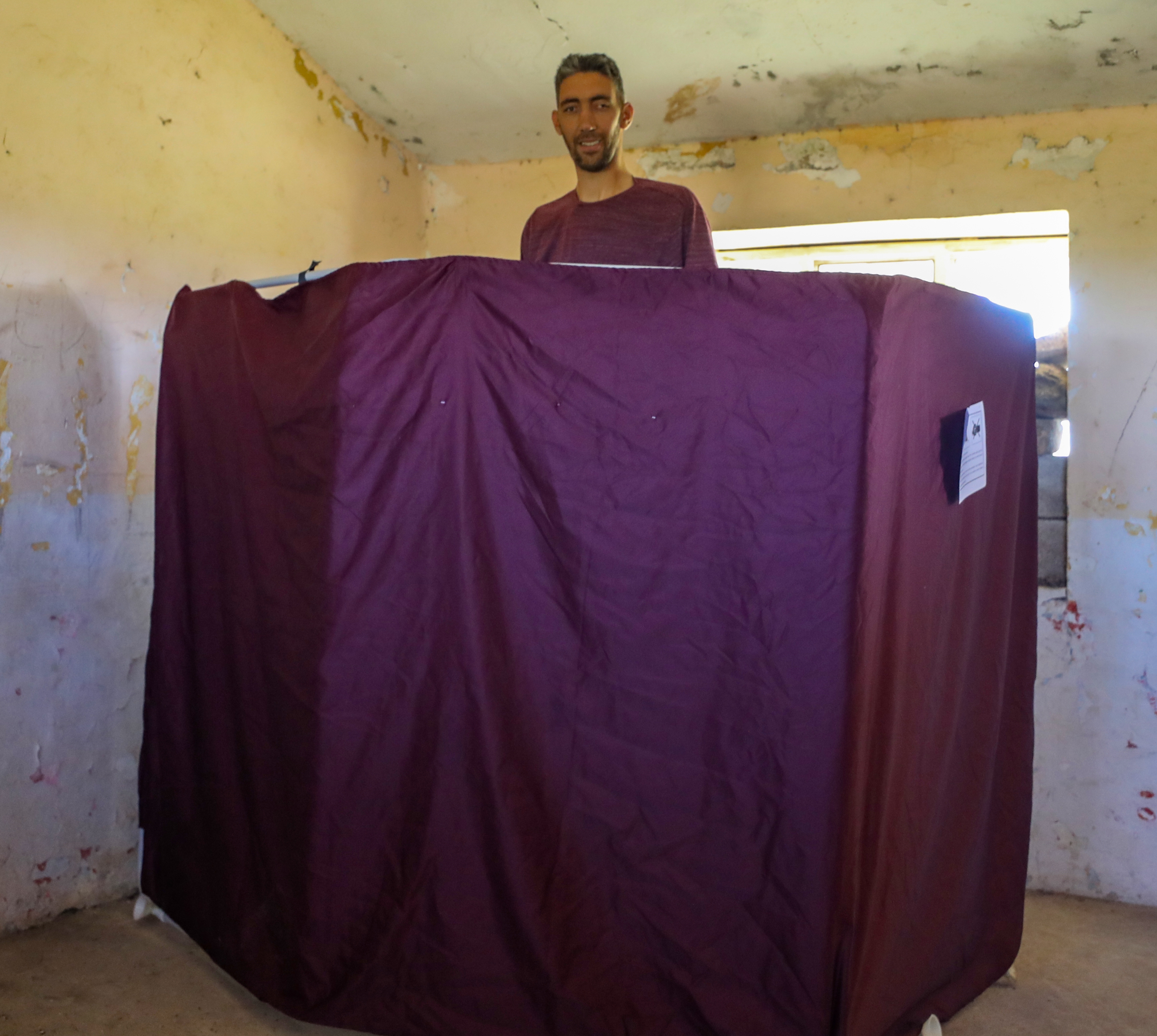 aa-20230514-31137964-31137956-the-tallest-man-in-the-world-casts-his-ballot-in-turkiyes-mardin.jpg