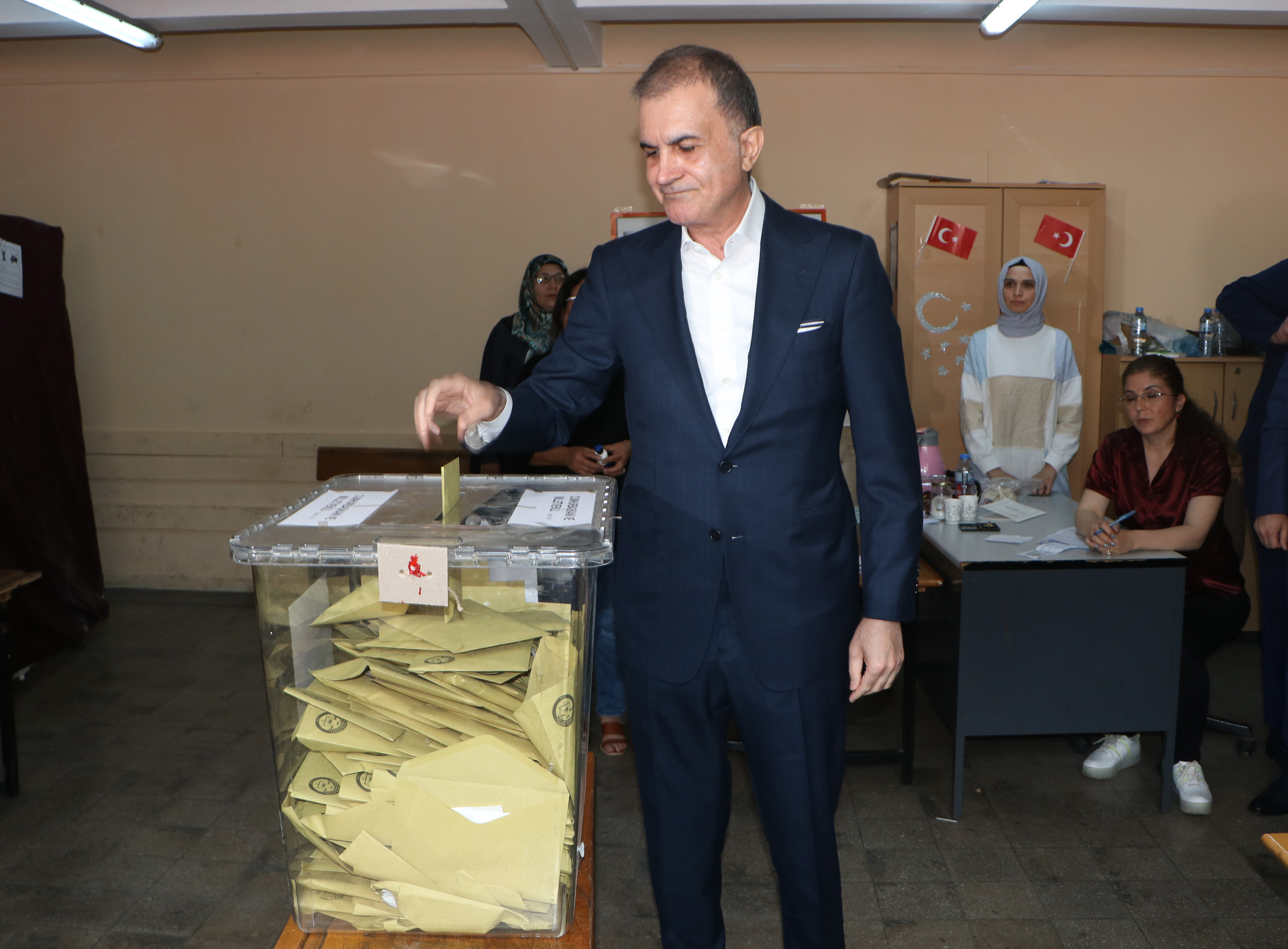 ak-parti-sozcusu-omer-celik-oyunu-kullandi-3445-dhaphoto2.jpg