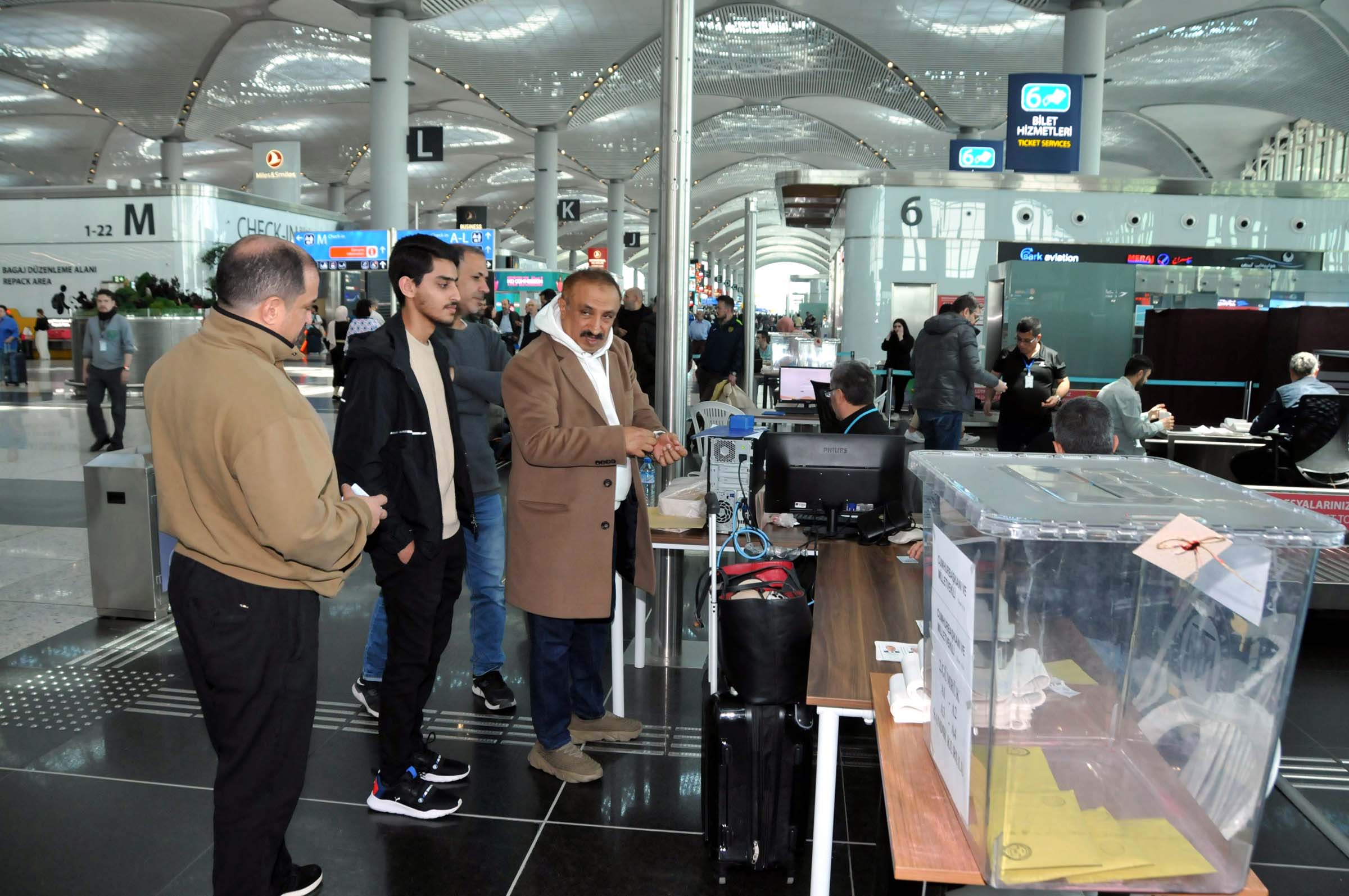 istanbul-havalimaninda-20-bin-turk-vatandasi-oy-kullandi-yenicag5.jpg