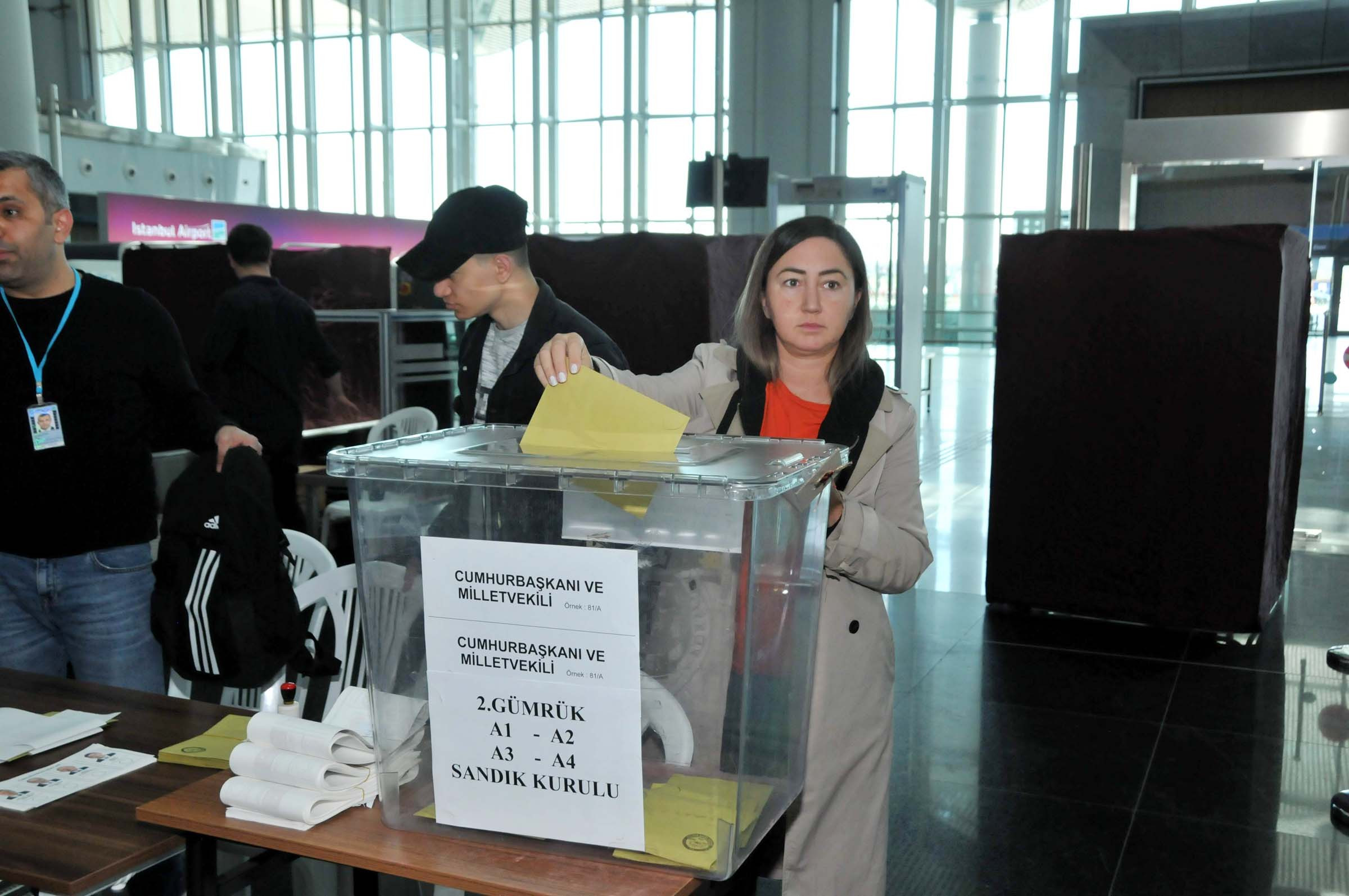 istanbul-havalimaninda-20-bin-turk-vatandasi-oy-kullandi-yenicag7.jpg