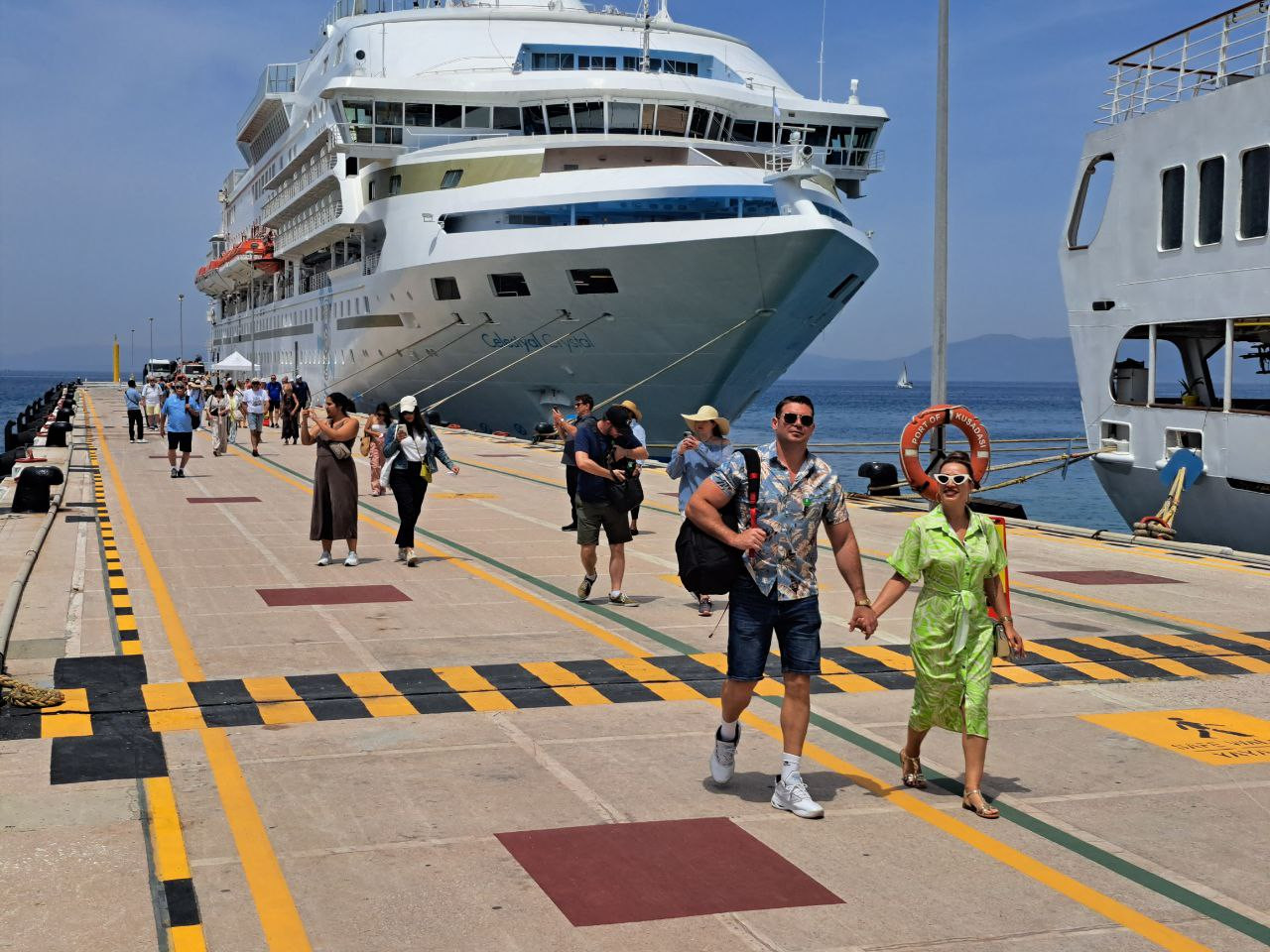 kusadasina-5-kruvaziyerle-7-bin-550-turist-geldi-yenicag-1.jpg