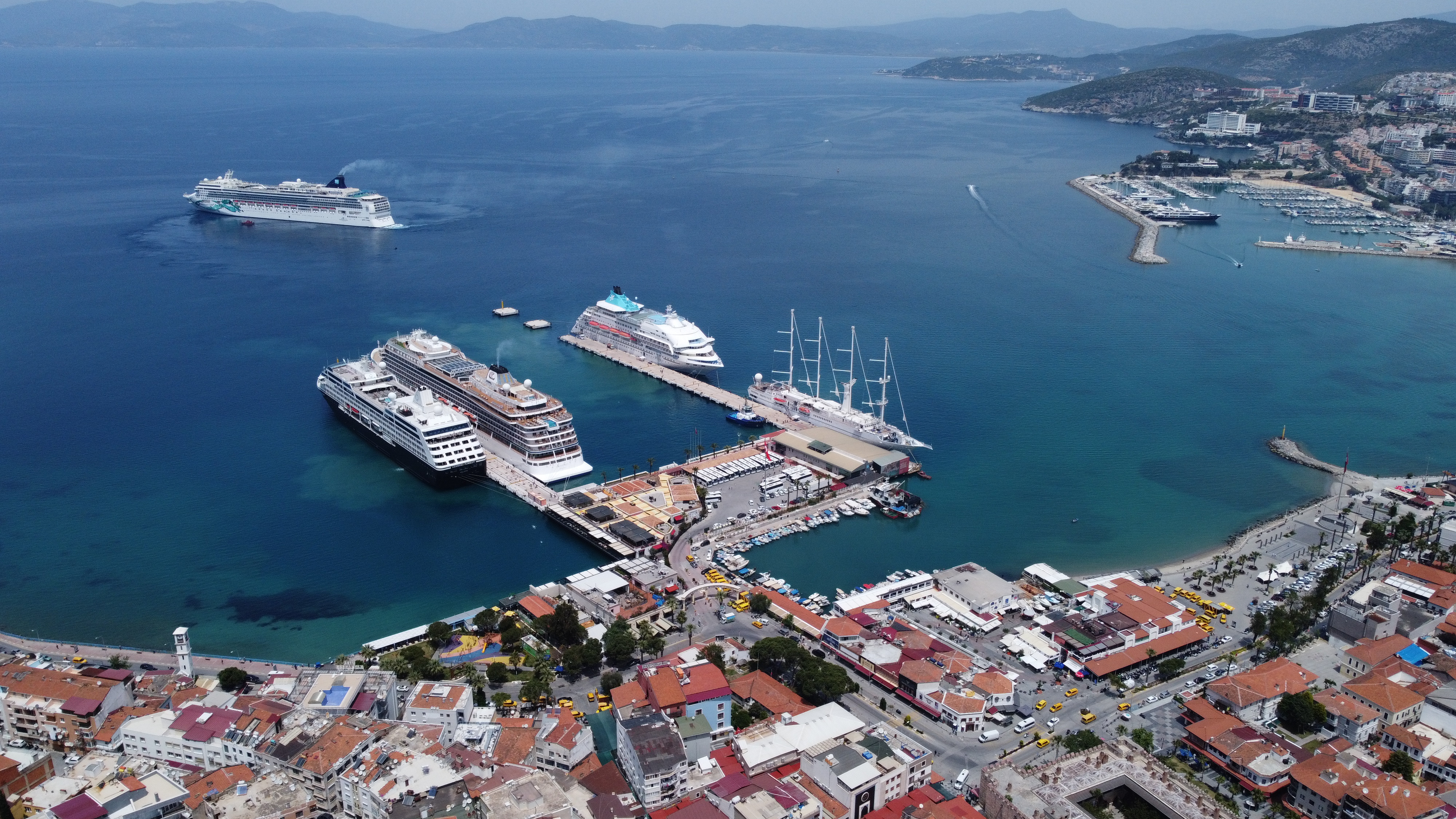 kusadasina-5-kruvaziyerle-7-bin-550-turist-geldi-yenicag-3.jpg