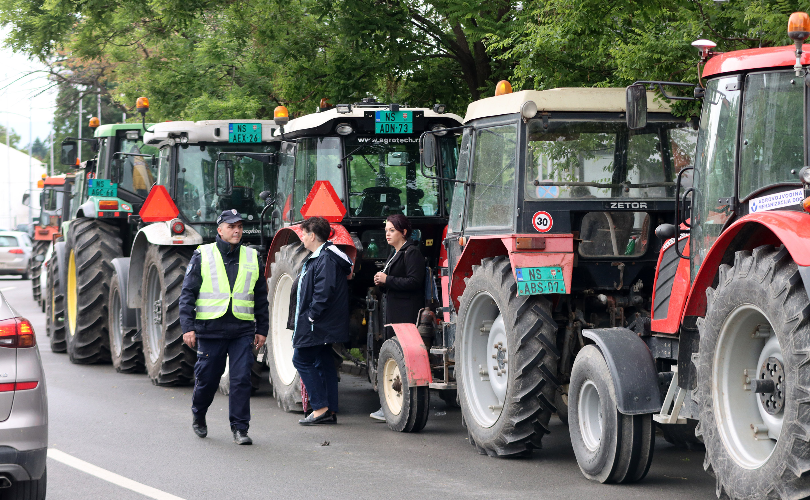 sirbistandaki-ciftciler-traktorleriyle-hukumeti-protesto-etti-yenicag-1.jpg