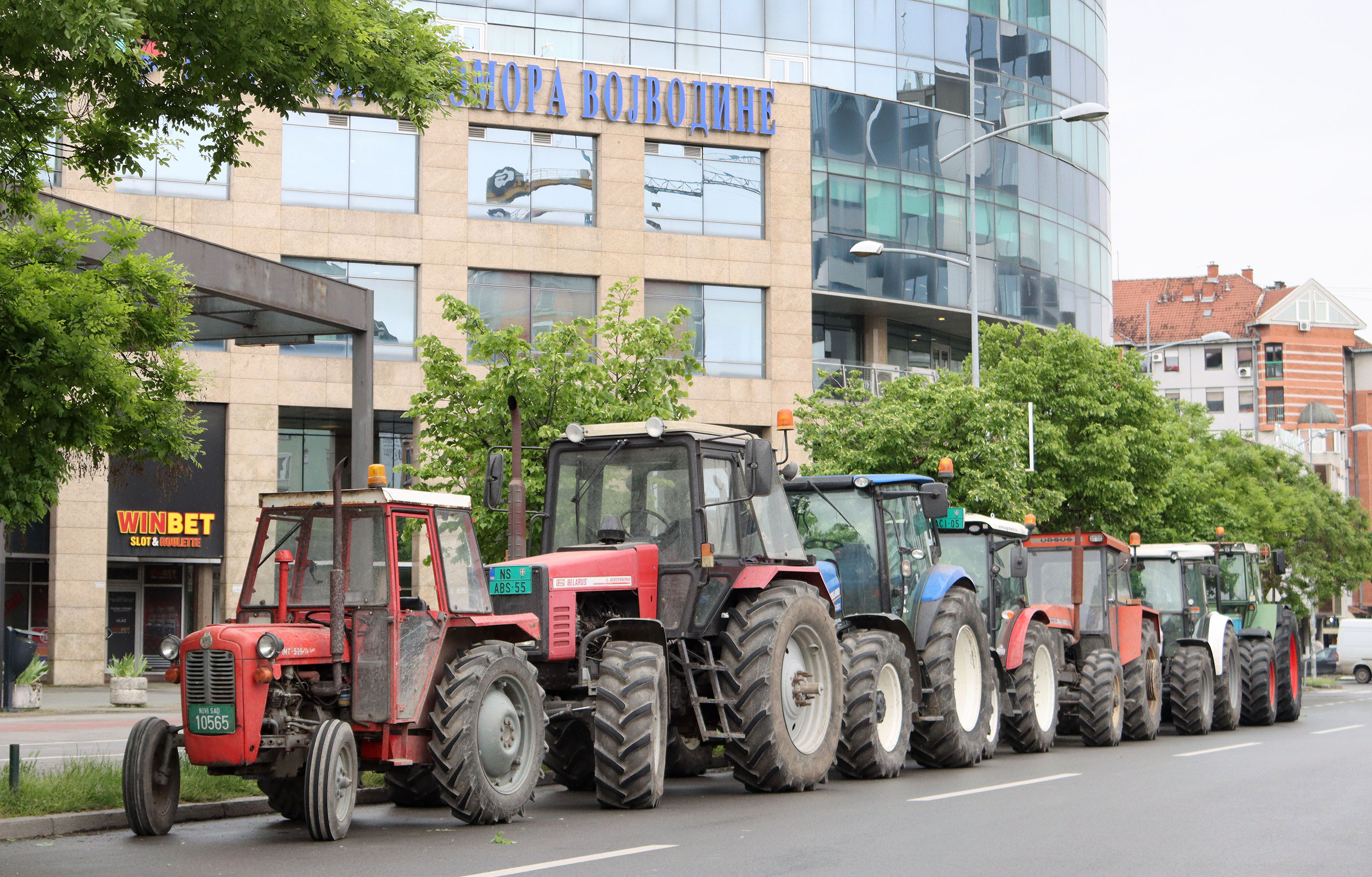 sirbistandaki-ciftciler-traktorleriyle-hukumeti-protesto-etti-yenicag-3.jpg