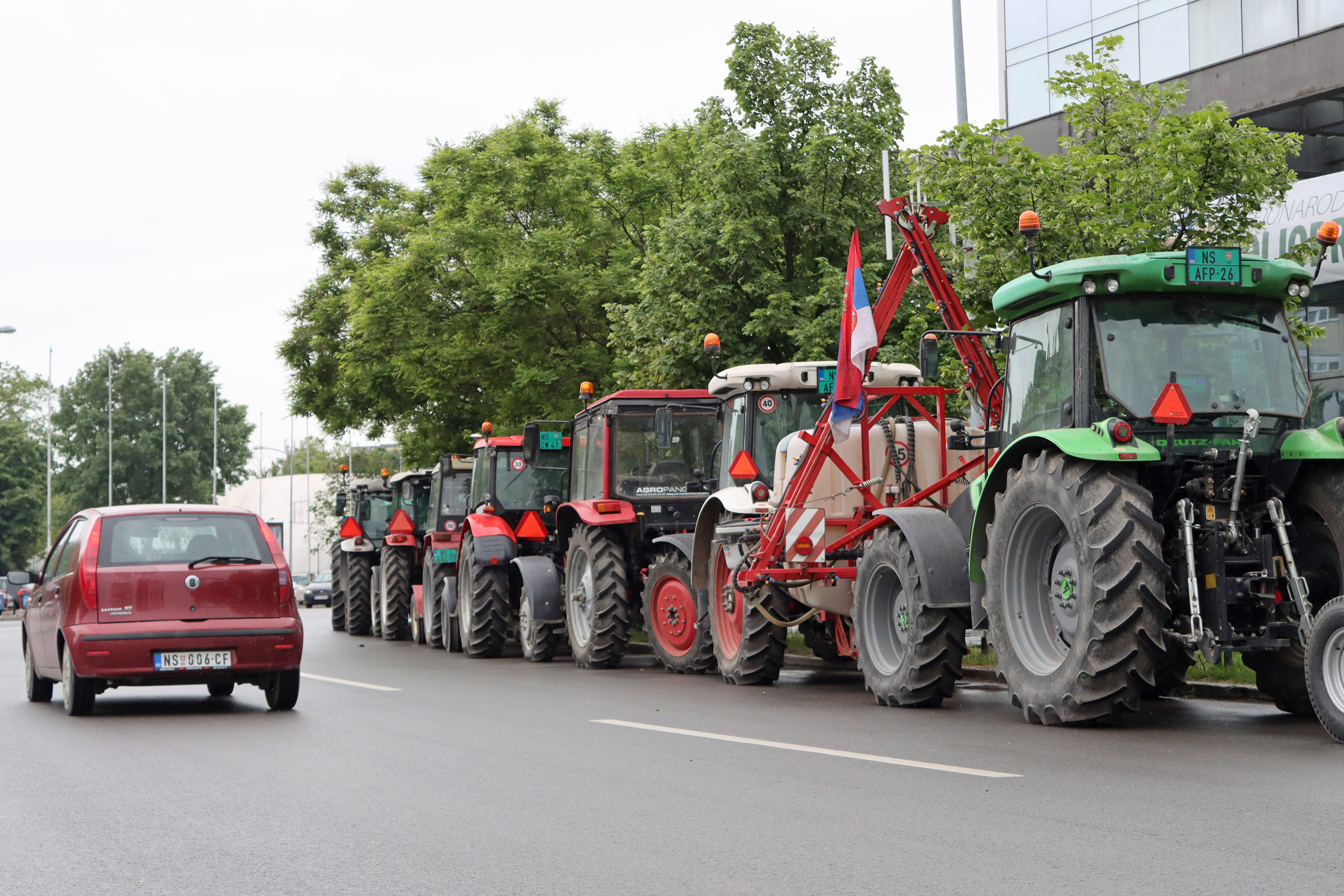 sirbistandaki-ciftciler-traktorleriyle-hukumeti-protesto-etti-yenicag-5.jpg