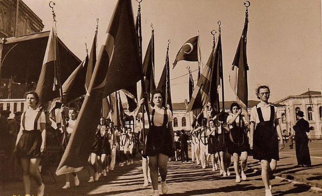 festival-of-youth-and-sports-1939-turkey-001.jpg