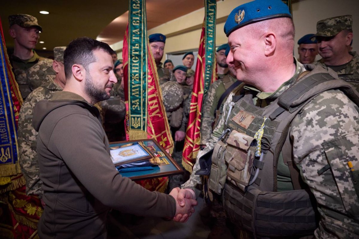 aa-20230523-31213178-31213177-zelenskiy-donetsk-bolgesinde-ukraynali-askerleri-ziyaret-etti.jpg