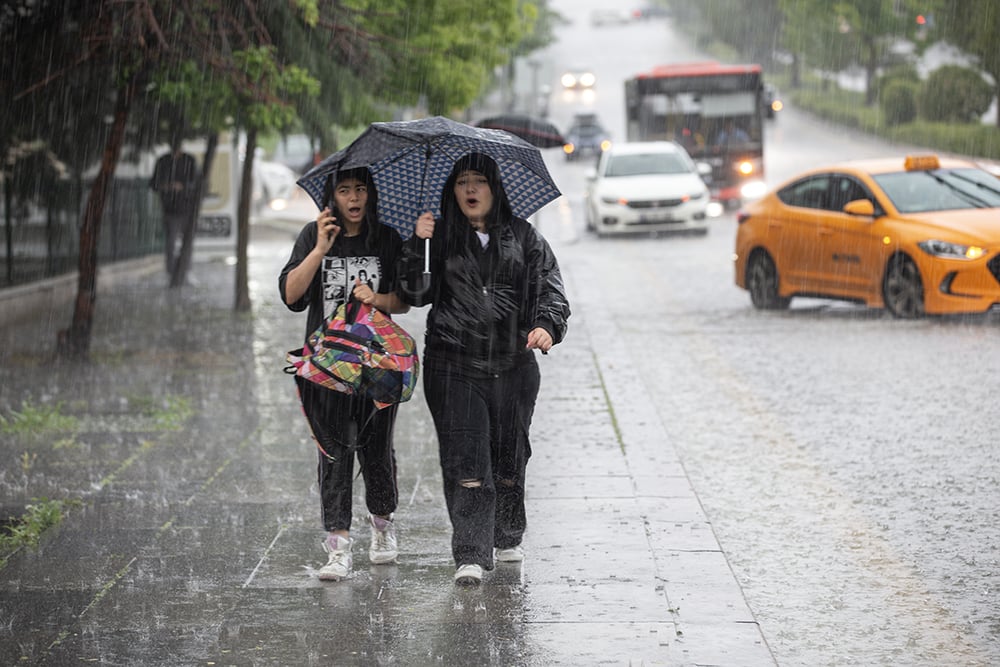 ankarayi-sel-aldi-yollar-gole-dondu-araclar-mahsur-kaldi-yenicag-1.jpg