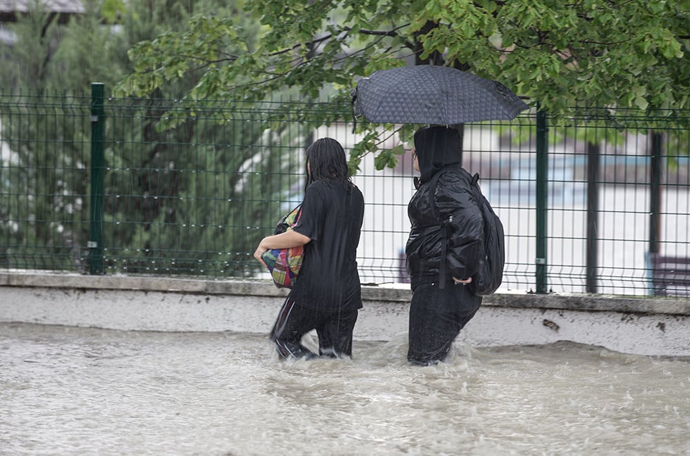 ankarayi-sel-aldi-yollar-gole-dondu-araclar-mahsur-kaldi-yenicag-12.jpg